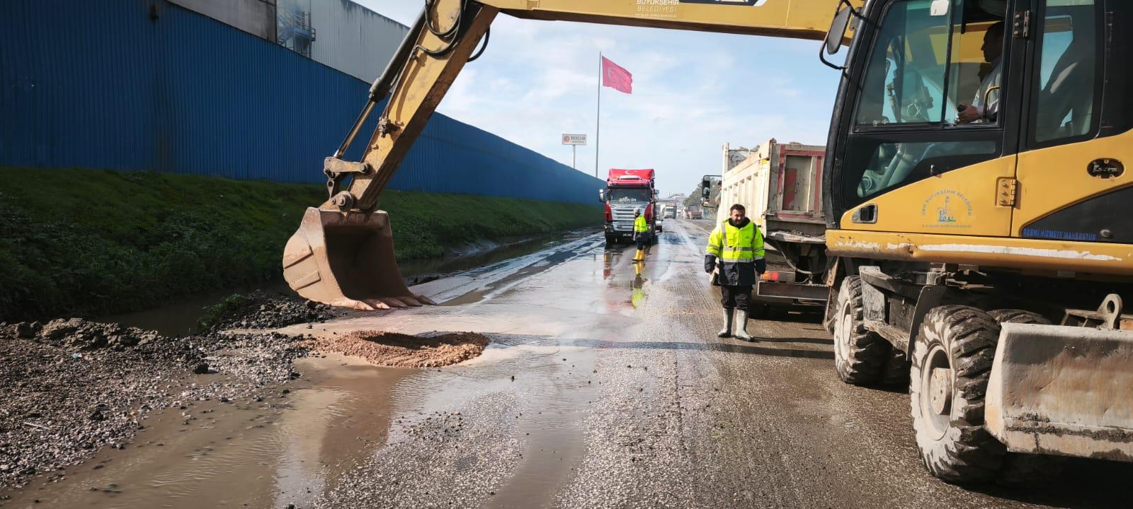İzmir Büyükşehir Belediyesi, aşırı yağışlar nedeniyle kapanan yolları açmak için