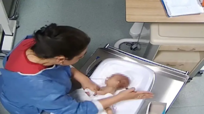 Kahramanmaraş'ta bebeğe şiddet uygulayan cani hemşirenin başka bir bebeği tokatladığı