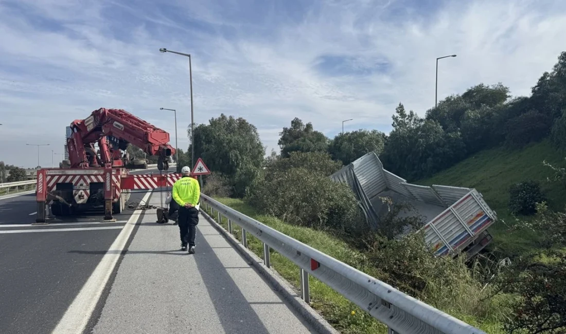 İzmir-Çeşme Otoyolu İkiztepe mevkiinde bariyerleri aşarak şarampole devrilen kamyonun sürücüsü