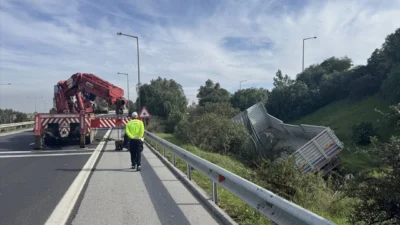 İzmir-Çeşme Otoyolu İkiztepe mevkiinde bariyerleri aşarak şarampole devrilen kamyonun sürücüsü