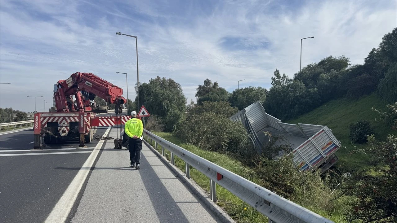 İzmir-Çeşme Otoyolu İkiztepe mevkiinde bariyerleri aşarak şarampole devrilen kamyonun sürücüsü