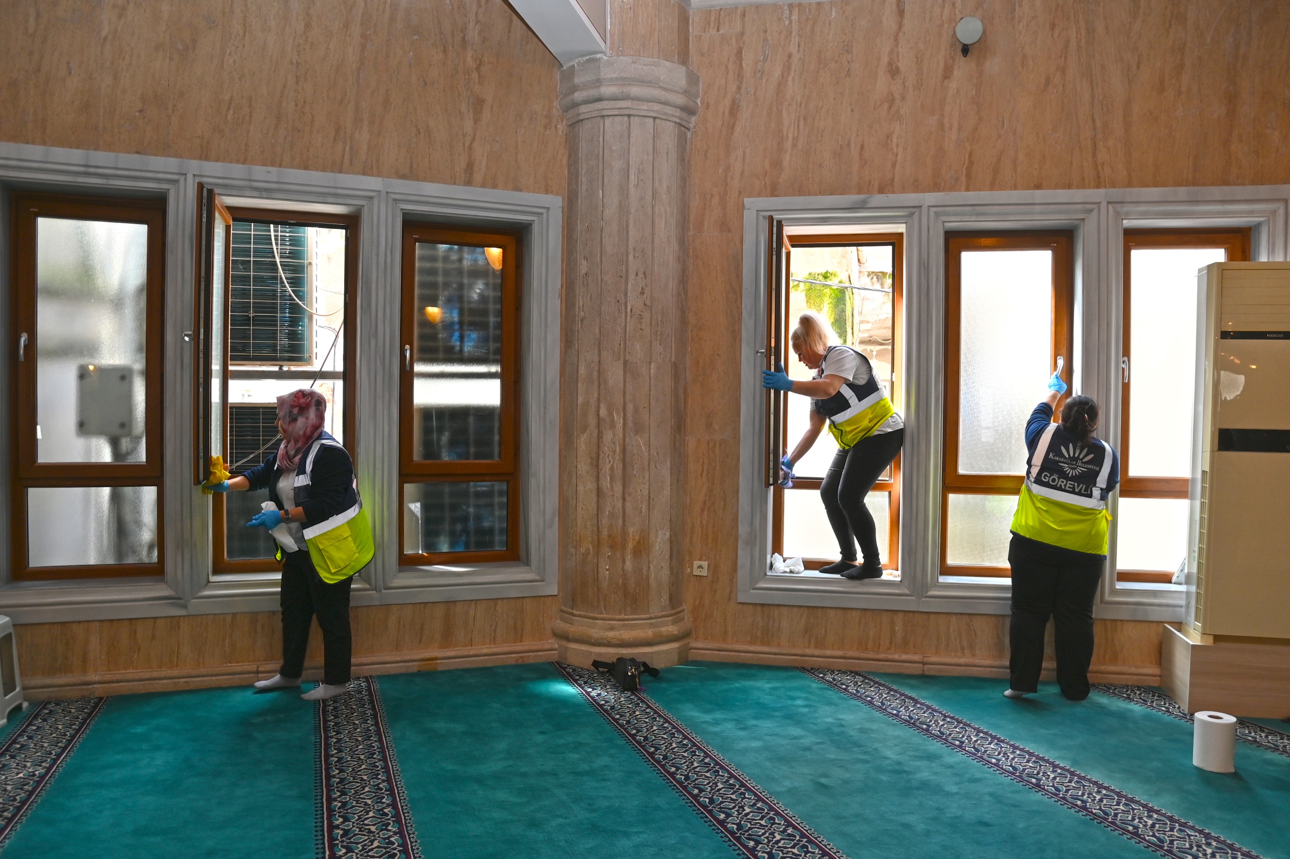 Karabağlar Belediyesi ilçe genelindeki 73 camide Ramazan öncesi kapsamlı hijyen