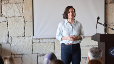 Karabağlar Belediye Başkanı Helil Kınay, KARBEM'in Barış Mahallesi'nde yeni şubesinin