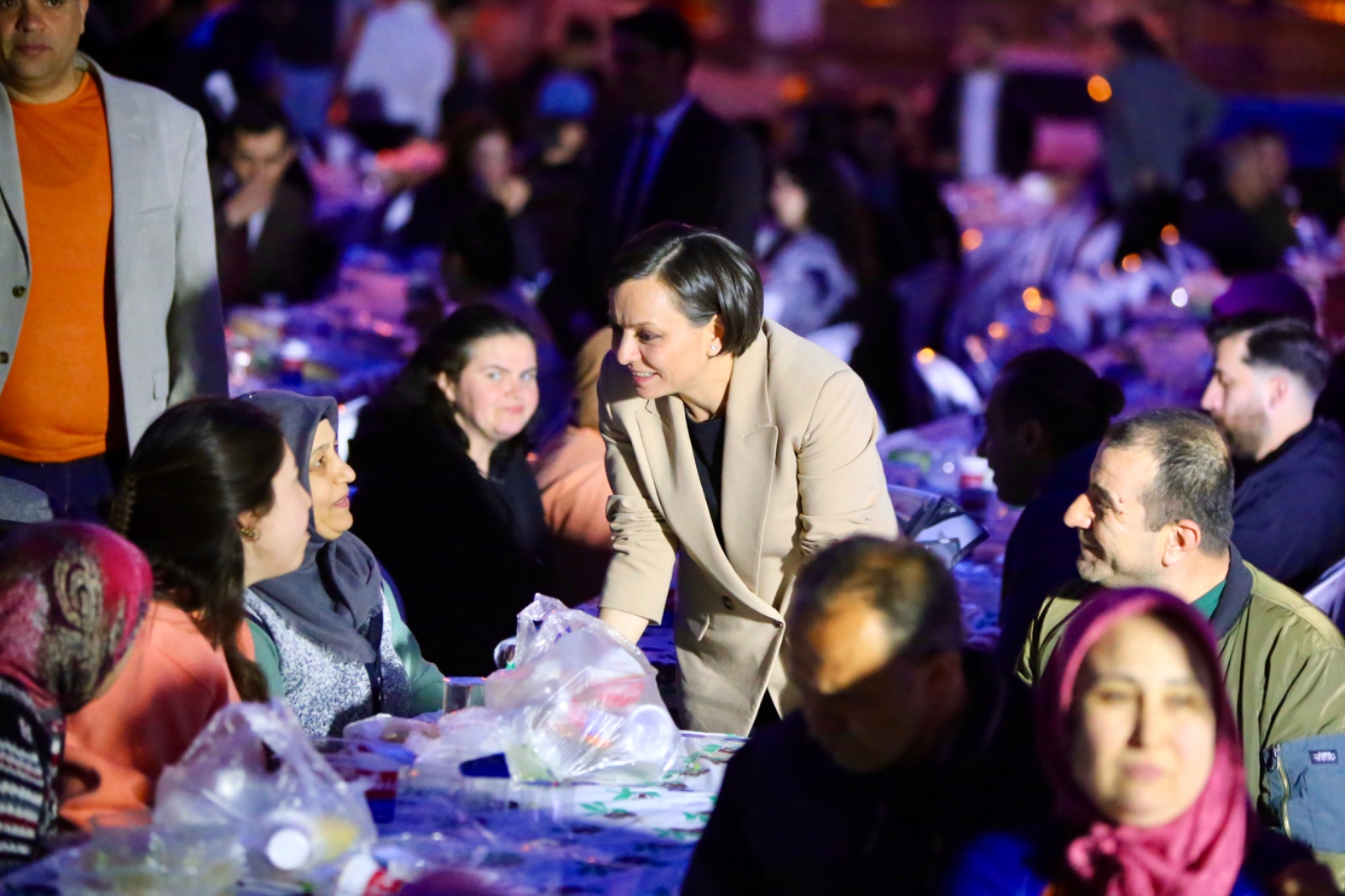 Karabağlar Belediyesi iftar sofraları ve etkinliklerle binlerce vatandaşı Ramazan boyunca