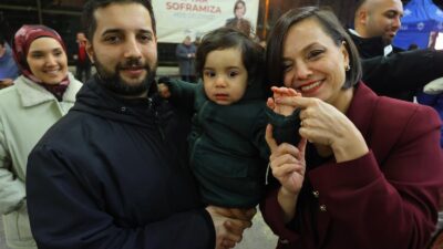 Karabağlar Belediyesi, Vatan Mahallesi’nde kurduğu iftar sofrasında yüzlerce vatandaşı birlik