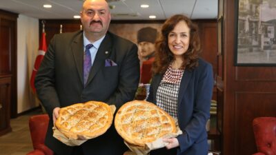 Karşıyaka Belediyesi Ramazan'da askıda pide ve 3 bin aileye alışveriş
