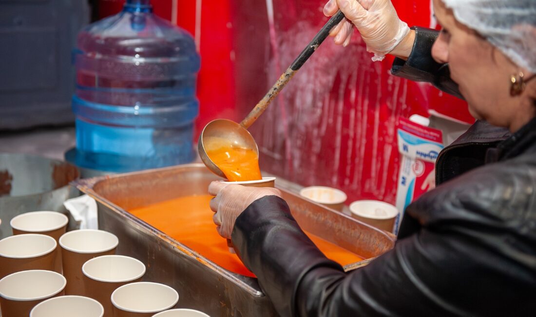 KARŞIYAKA’DA SICAK ÇORBA DESTEĞİ: 30 BİN KİŞİYE ULAŞILDI Karşıyaka Belediyesi’nin kış boyu sürdürdüğü çorba ikramı 30 bin kişiye