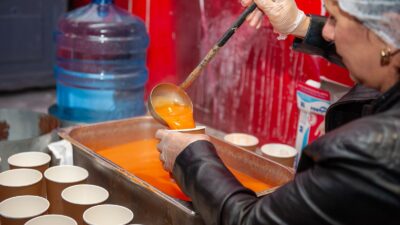 Karşıyaka Belediyesi’nin kış boyu sürdürdüğü çorba ikramı 30 bin kişiye