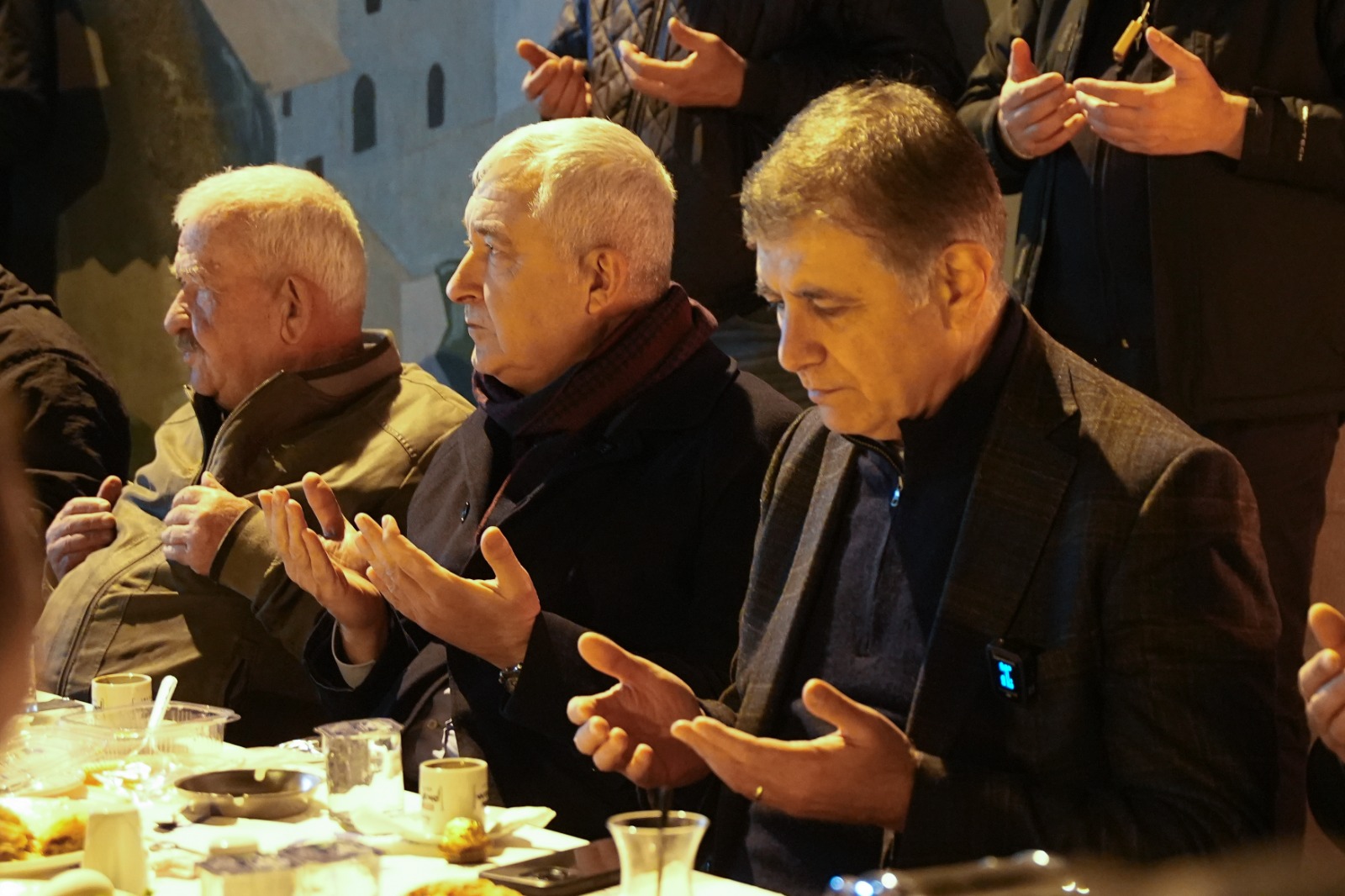 Başkan Tugay ve Türkmen, Kemalpaşa Halilbeyli'de kurulan sahur sofrasında vatandaşlarla