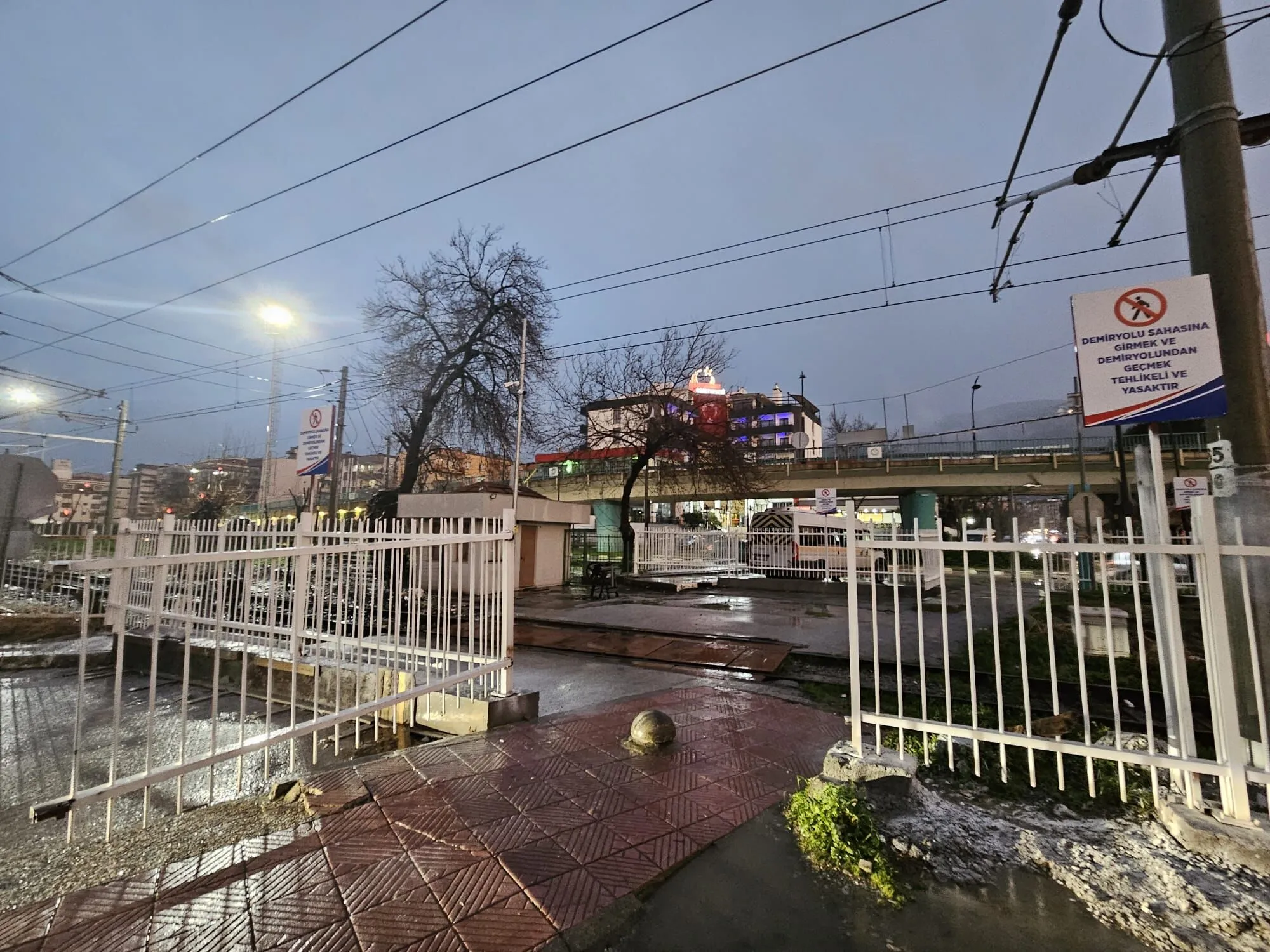 Manisa'da tepki çeken hemzemin geçit kapatılması sona erdi; TCDD geri