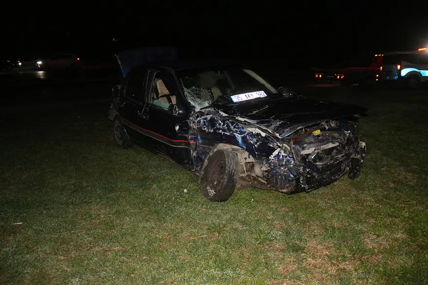 Manisa'nın Şehzadeler ilçesinde ambulans ile otomobilin çarpışması sonucu meydana gelen