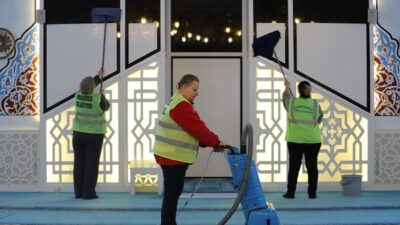 Menderes Belediyesi Ramazan ayı öncesinde ilçedeki camileri köşe bucak temizleyerek