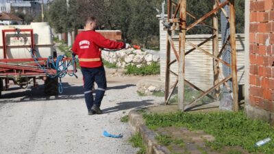 Menderes Belediyesi 44 mahallede yabancı otlarla mücadele için ilaçlama seferberliği