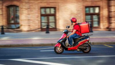 Motokuryelerin BAĞ-KUR primleri artık kaynaktan kesilecek; yeni düzenlemeyle kurye hakları