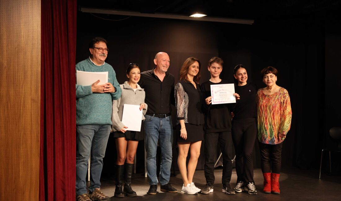Folkart Academy çocuk grubu mezunları sertifikalarını aldı. Ücretsiz yetişkin eğitimleri