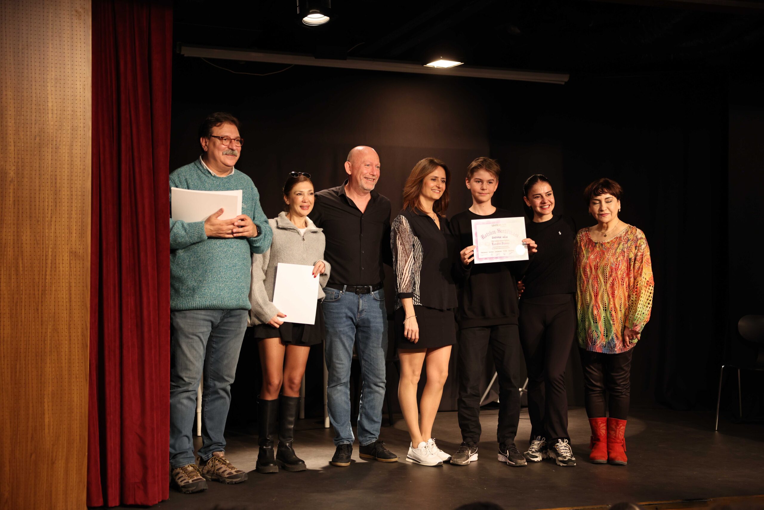 Folkart Academy çocuk grubu mezunları sertifikalarını aldı. Ücretsiz yetişkin eğitimleri