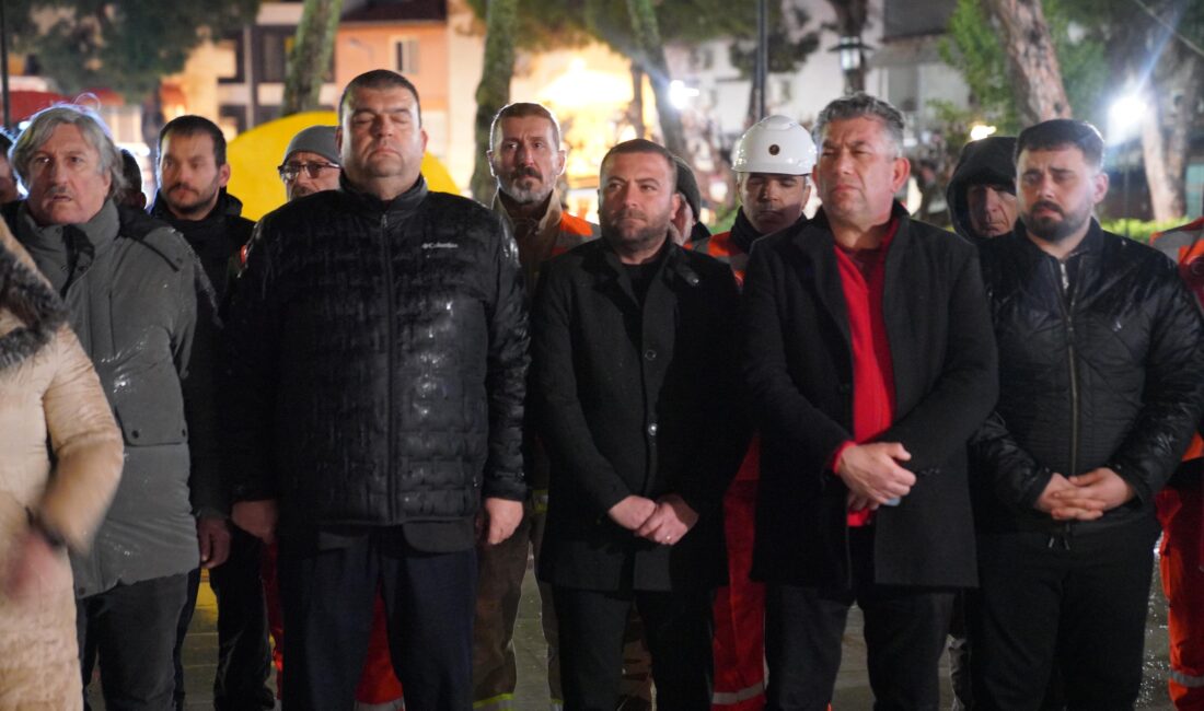 Seferihisar'da 04.17'de düzenlenen törenle 6 Şubat deprem şehitleri anıldı. İsmail