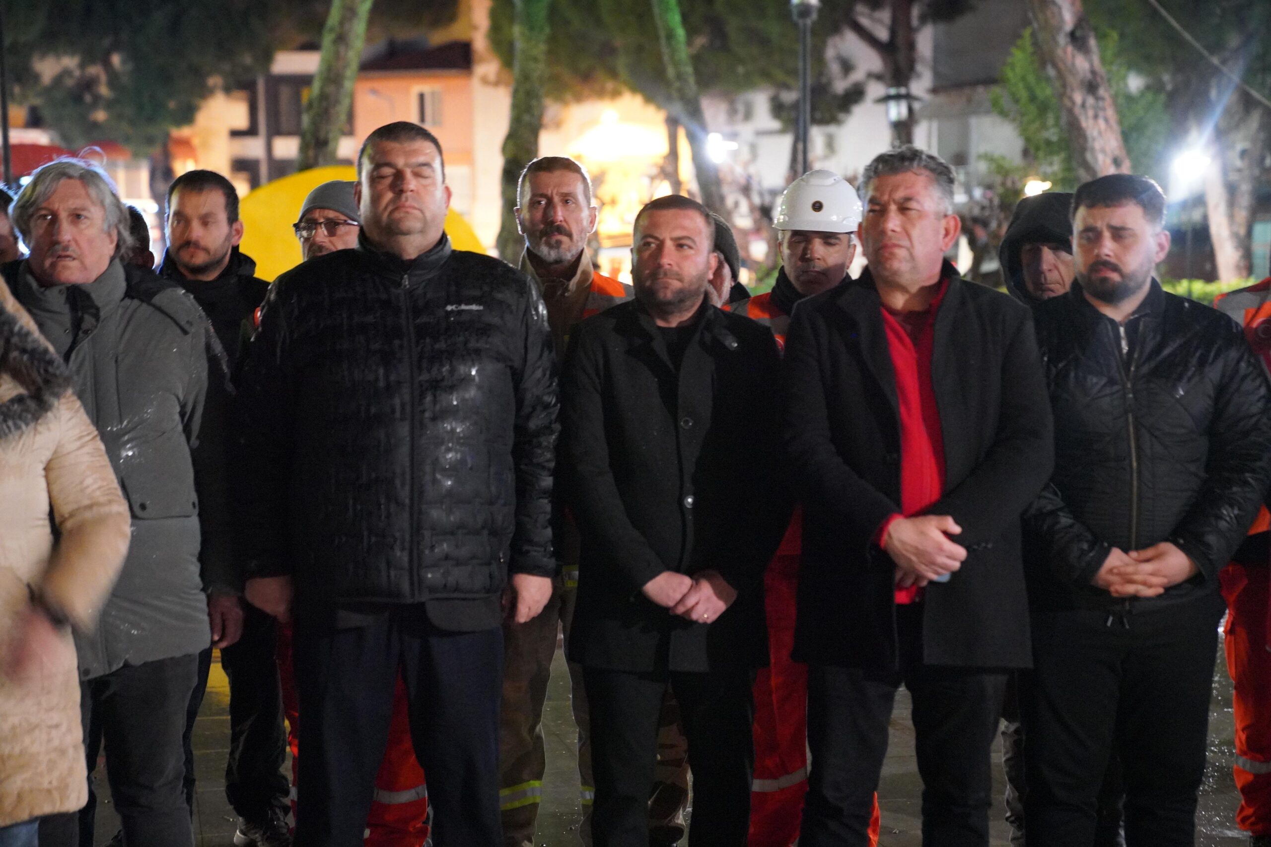 Seferihisar'da 04.17'de düzenlenen törenle 6 Şubat deprem şehitleri anıldı. İsmail