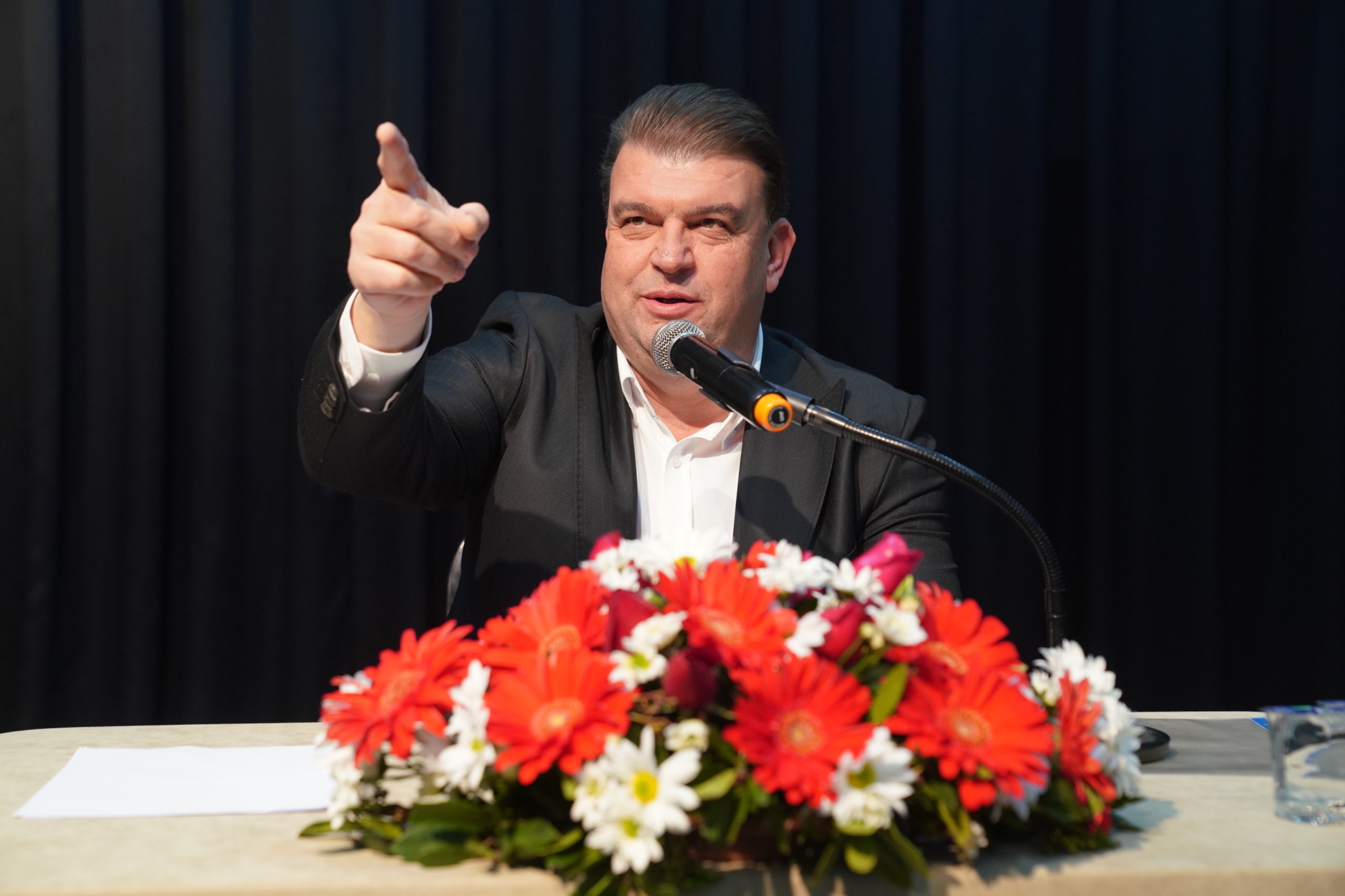 Seferihisar Belediye Başkanı Çocuklarla