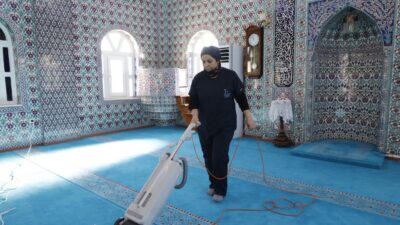 Seferihisar Belediyesi, Ramazan öncesi tüm camilerde kapsamlı temizlik ve bakım