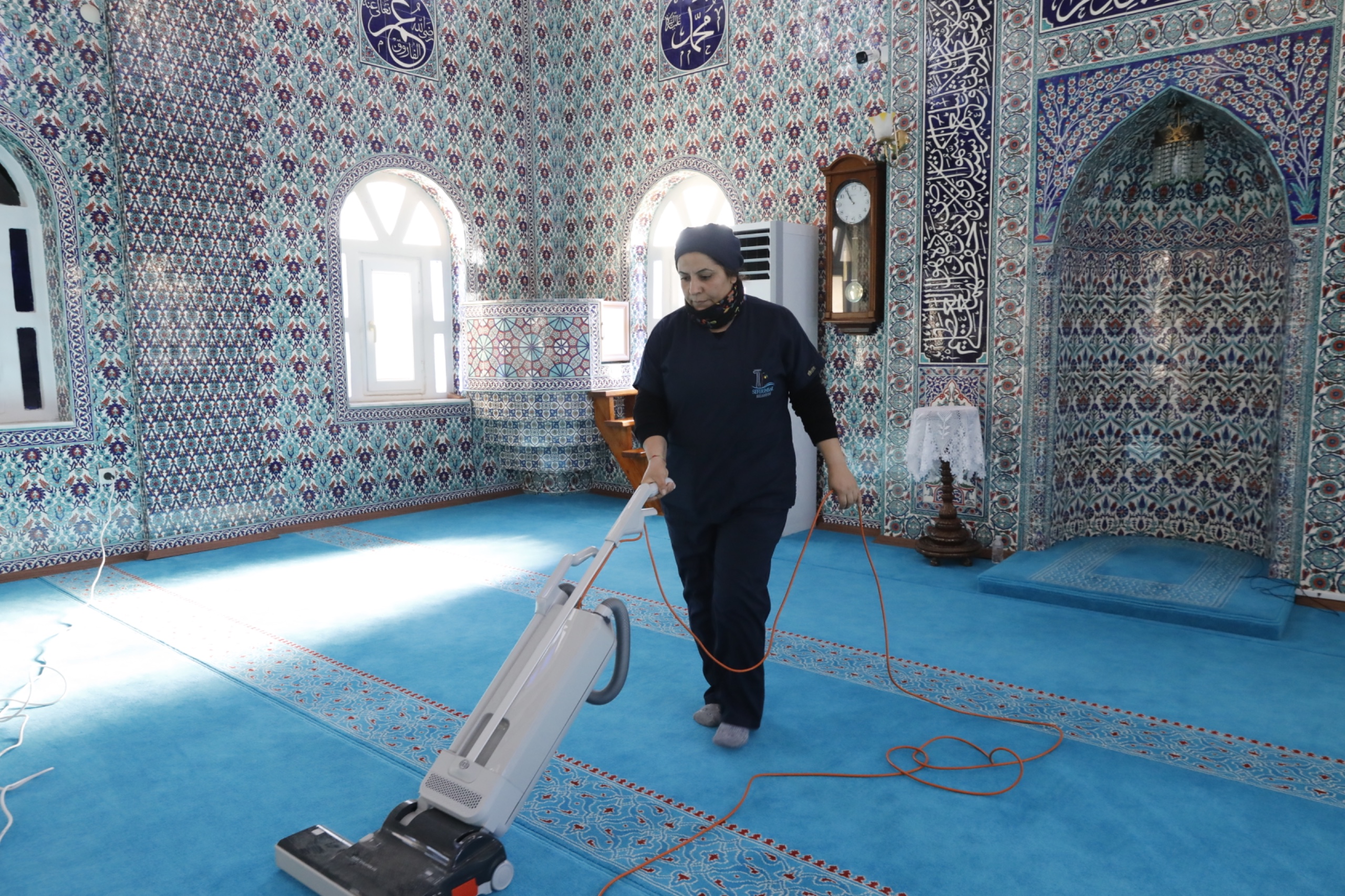 Seferihisar Belediyesi, Ramazan öncesi tüm camilerde kapsamlı temizlik ve bakım