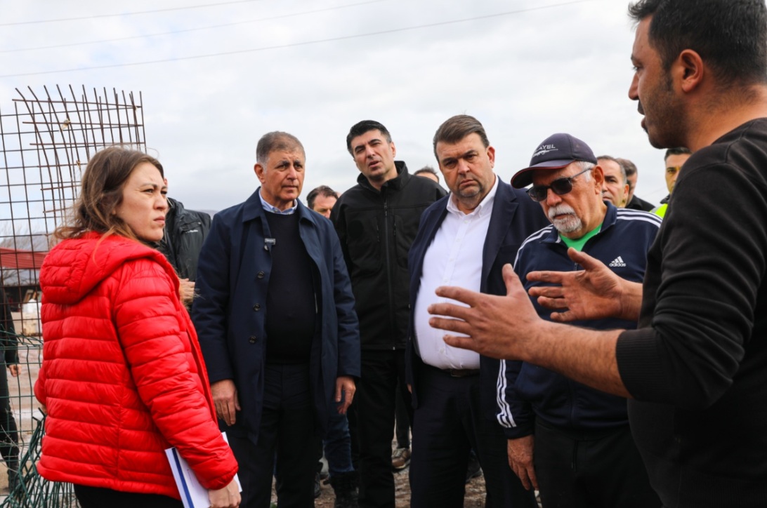 Seferihisar Belediyesi, selden etkilenen vatandaşlara 52 bin TL'ye varan maddi