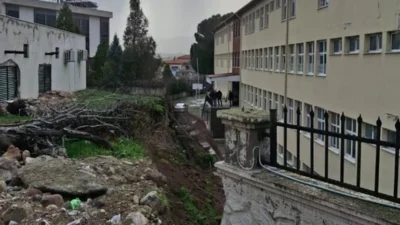 Selendi'de Mehmet Akif Ersoy Anadolu Lisesi'nin duvarı bahçeye çöktü. Öğrencilerin