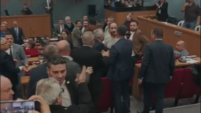 İzmir Meclisi'nde bakan değişikliği tartışması kavgaya dönüştü; Başkan Tugay toplantıyı