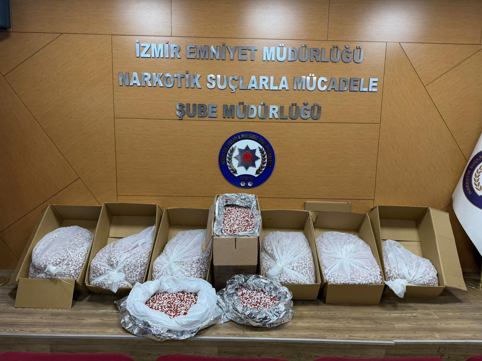 Buca'da narkotik polisinin düzenlediği operasyonda 356 bin sentetik ecza ele