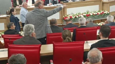 Aydın Büyükşehir Meclisi'nde Aytekin Kaya'nın "bacaksız" sözü ortalığı karıştırdı! Ömer