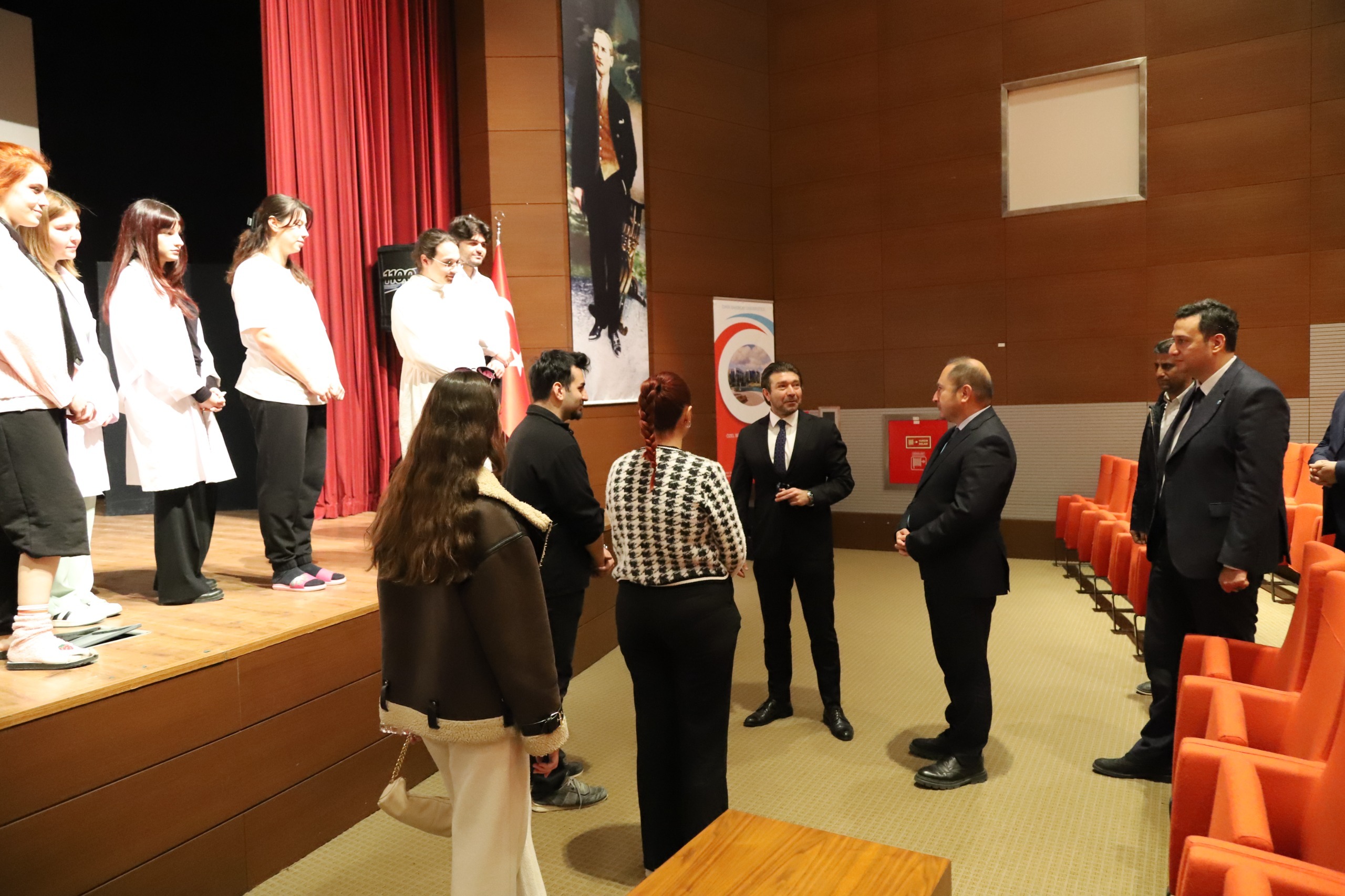 Bakırçay Üniversitesi’ne Tiyatro Çıkartması: Emre Başer Kampüste!