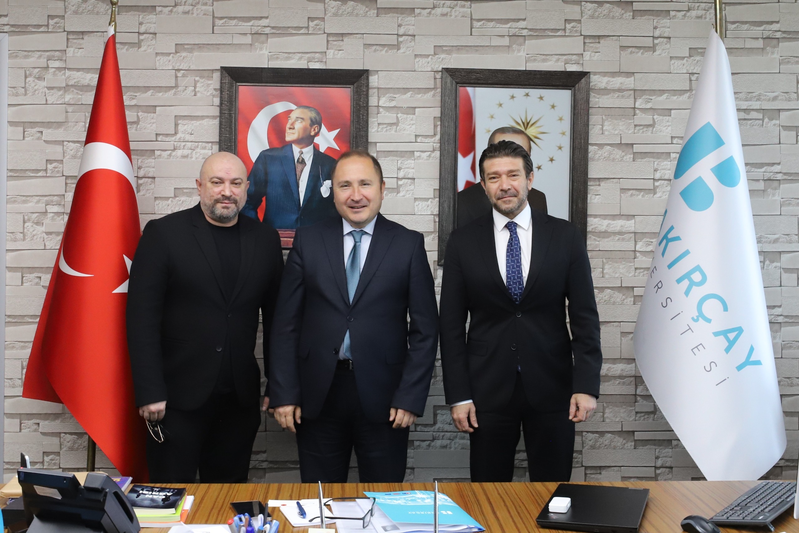 Bakırçay Üniversitesi’ne Tiyatro Çıkartması: Emre Başer Kampüste!