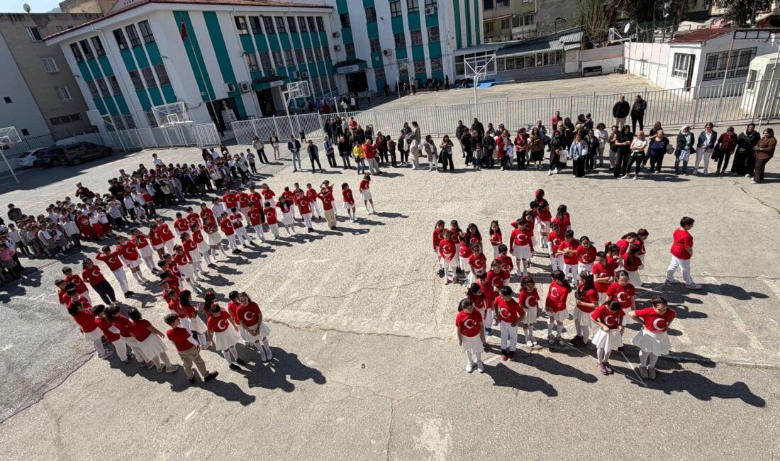 Balçova İstiklal Marşı töreninde Ertuğrulgazi İlkokulu öğrencileri işaret diliyle devleşti!
