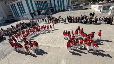 Balçova İstiklal Marşı töreninde Ertuğrulgazi İlkokulu öğrencileri işaret diliyle devleşti!