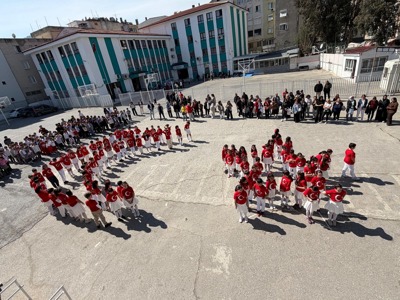 Balçova İstiklal Marşı töreninde Ertuğrulgazi İlkokulu öğrencileri işaret diliyle devleşti!