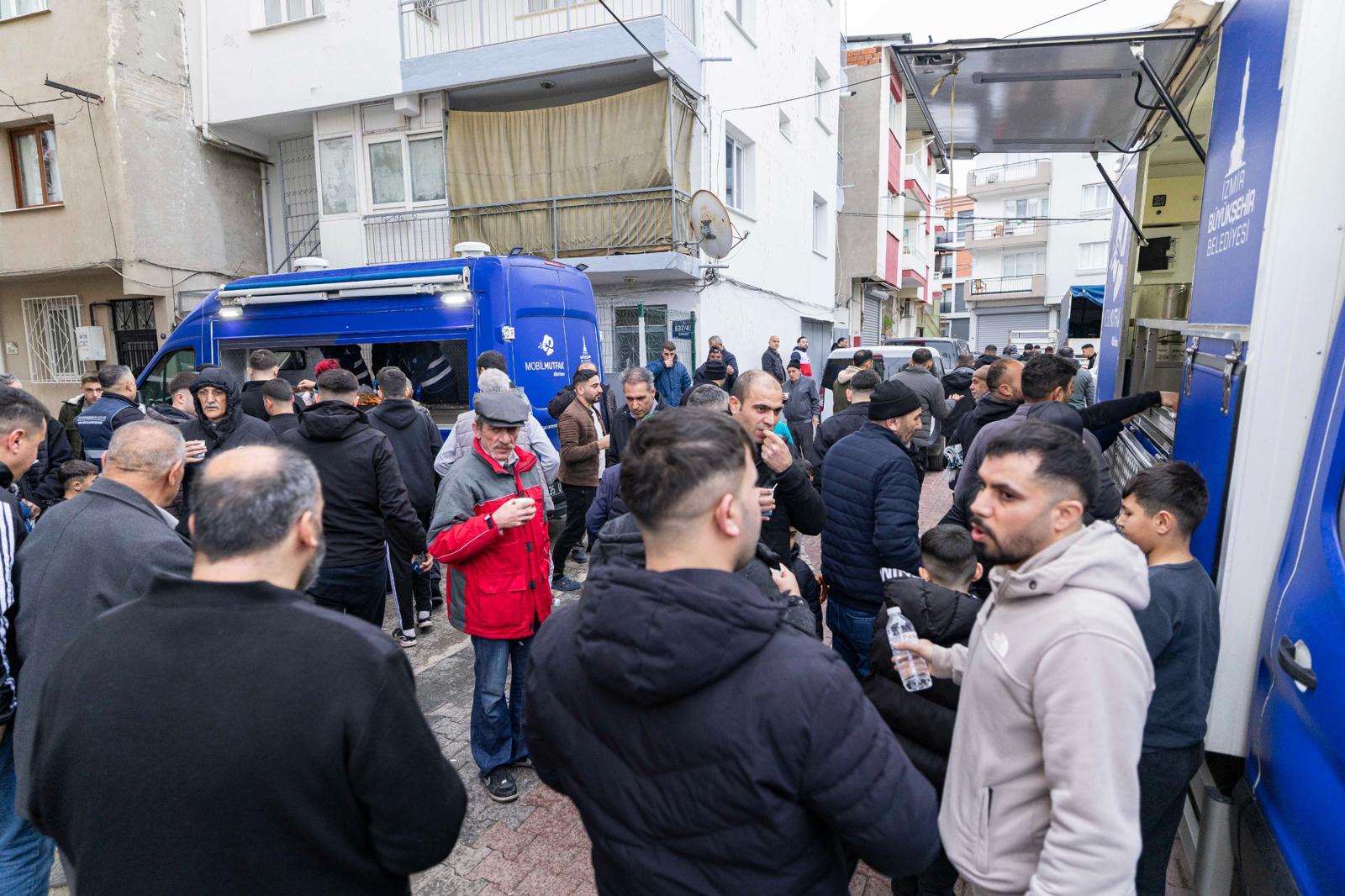 Başkan Tugay Buca Çıkarması Çocuklara Bayram Hediyeleri