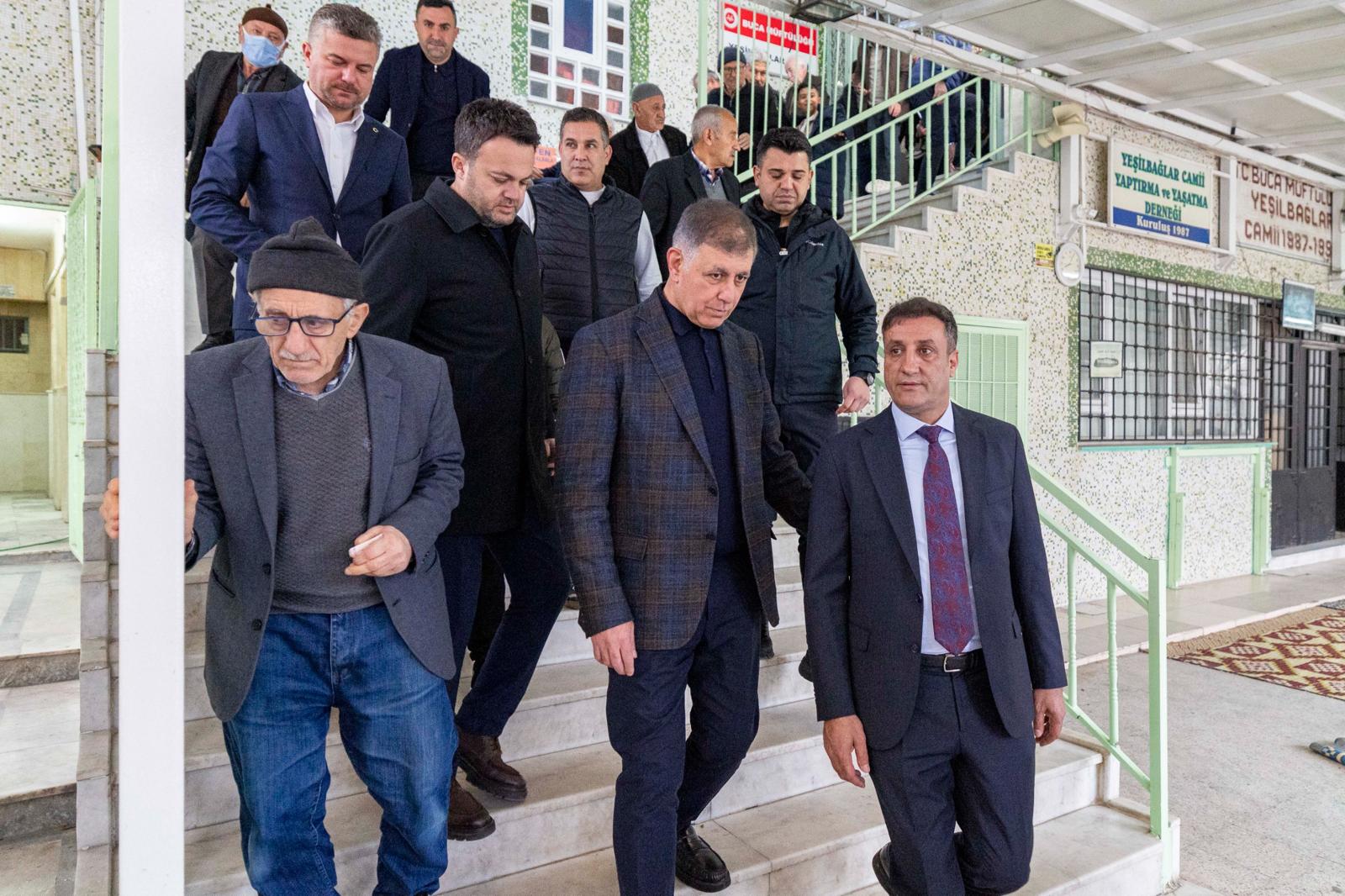 Başkan Tugay Buca Çıkarması Çocuklara Bayram Hediyeleri