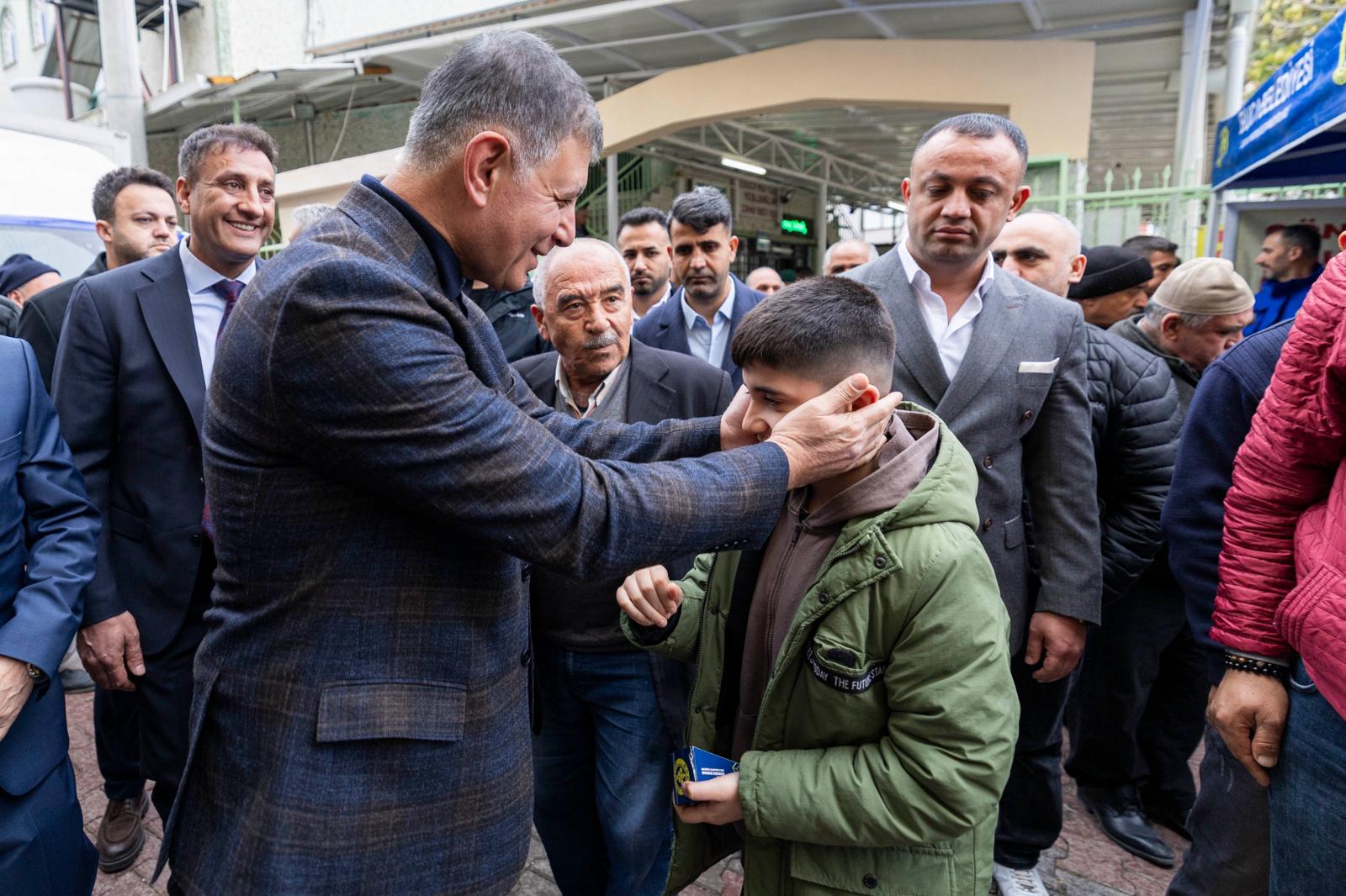 Başkan Tugay Buca Çıkarması Çocuklara Bayram Hediyeleri
