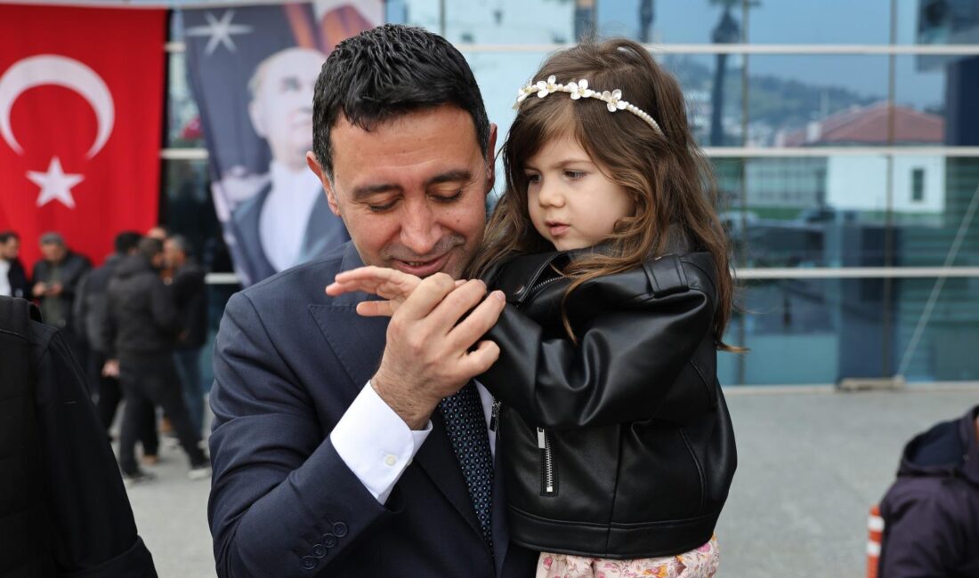 Bayraklı Bayramlaşma Töreninde Coşku: İrfan Önal “Asıl Güç Sizsiniz!” Bayraklı Belediye Başkanı İrfan Önal bayramlaşma töreninde personele seslendi: "Bayraklı’yı