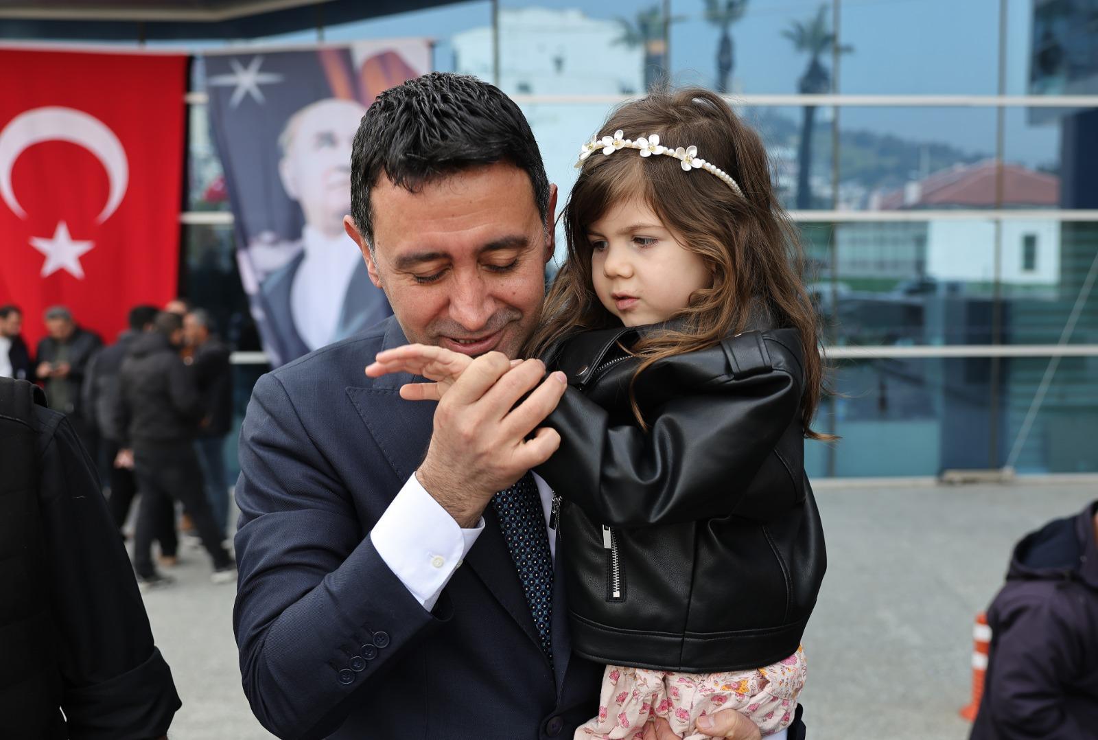 Bayraklı Belediye Başkanı İrfan Önal bayramlaşma töreninde personele seslendi: "Bayraklı’yı