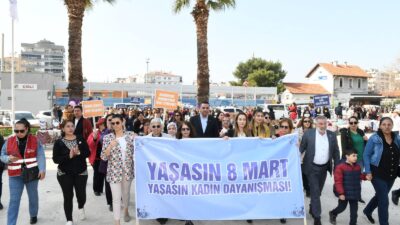 Çiğli Belediye Başkanı Onur Emrah Yıldız 8 Mart yürüyüşünde kadınlarla
