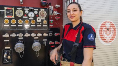 İzmir kadın itfaiyeci İrem Gül Altundaş, alevlere meydan okuyor! 24