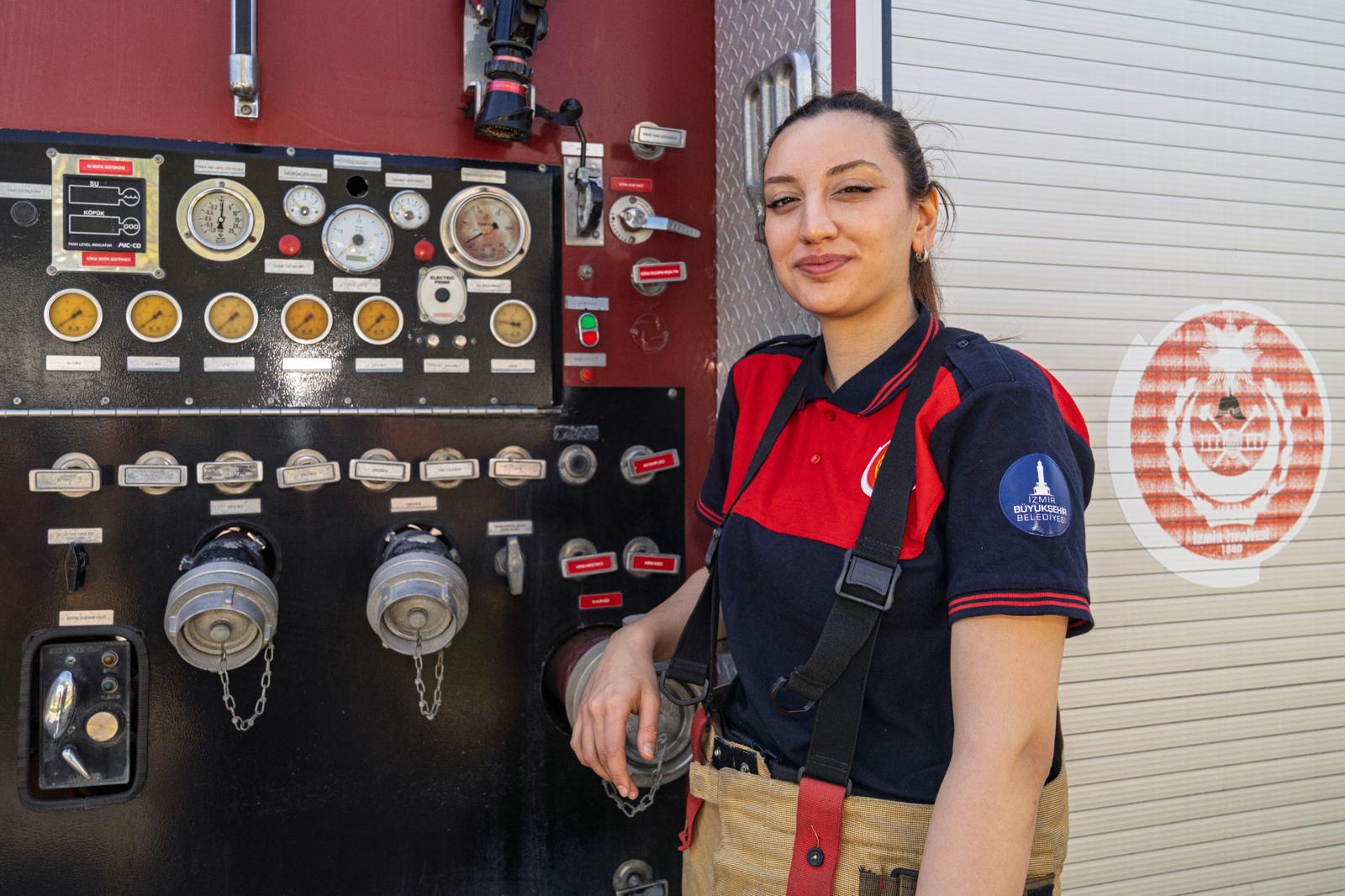 İzmir kadın itfaiyeci İrem Gül Altundaş, alevlere meydan okuyor! 24