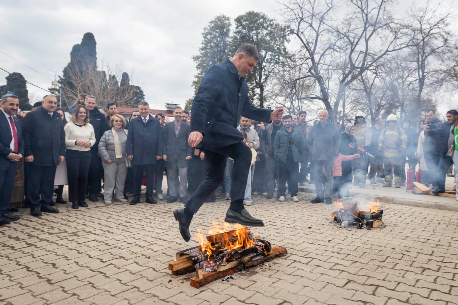 İzmir Bahar Bayramı Kutlamasında Nevruz Ateşi Yandı