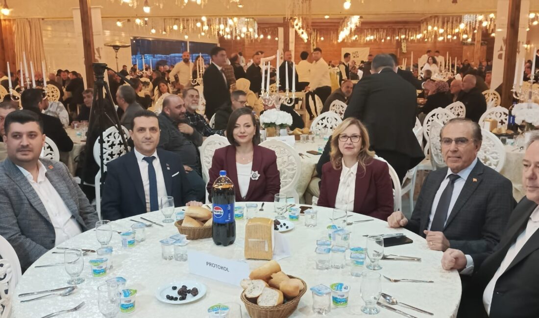 İzmir Mobilyacılar Odası’nın Karabağlar’daki iftarında yüzlerce esnaf bir araya geldi.