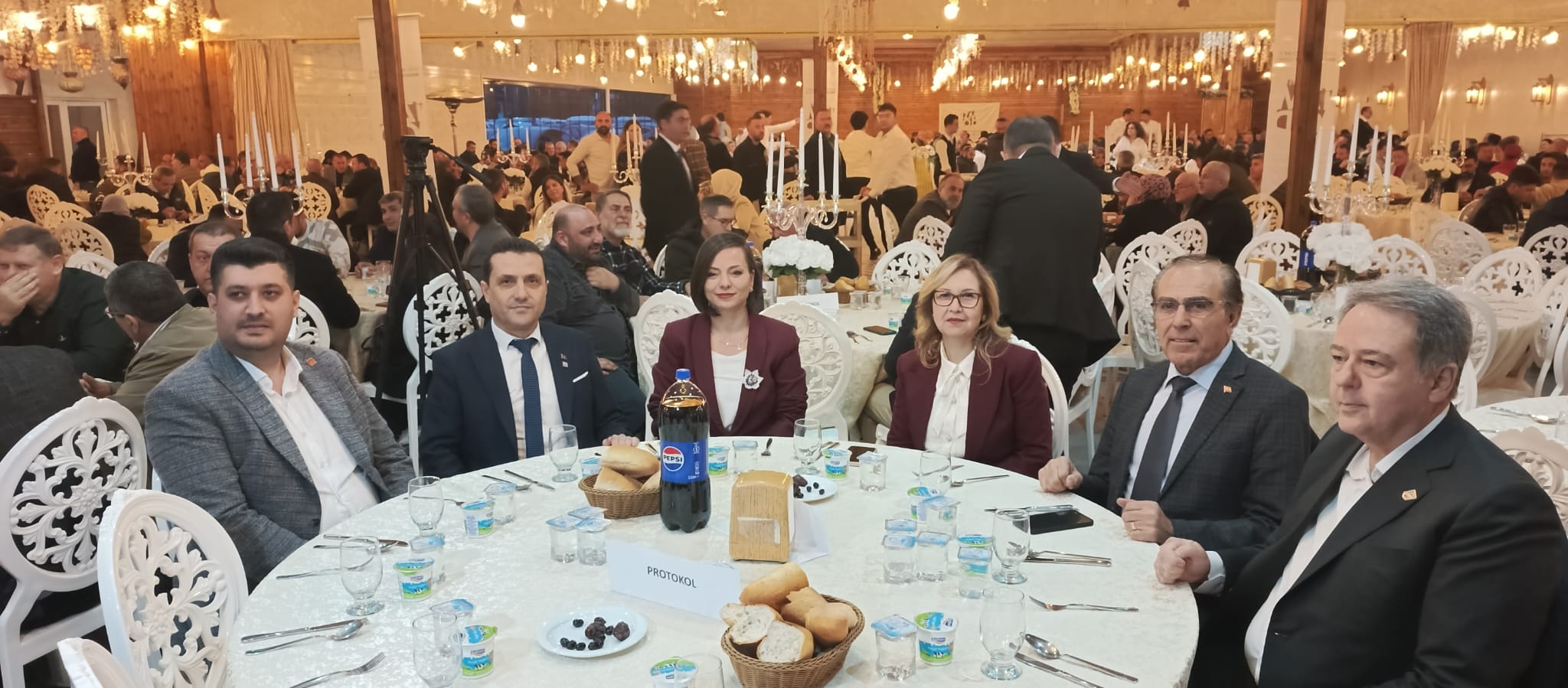 İzmir Mobilyacılar Odası’nın Karabağlar’daki iftarında yüzlerce esnaf bir araya geldi.