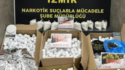 İzmir narkotik operasyonu kapsamında 366 bin 400 uyuşturucu hap ele