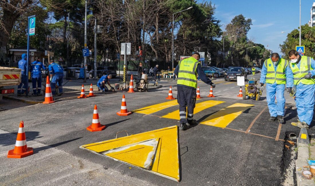 İzmir yaya güvenliği için dev hamle: Vasıf Çınar’da sistem değişti! İzmir yaya güvenliği için Vasıf Çınar Bulvarı'nda yükseltilmiş yaya geçidi