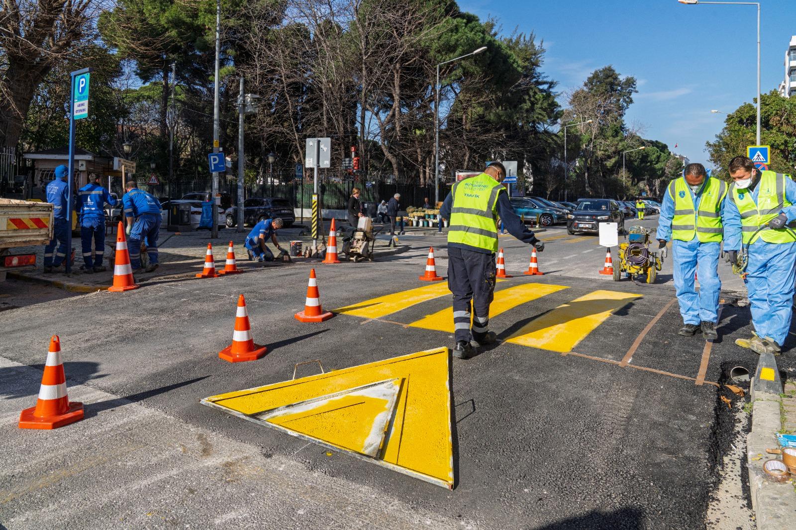 İzmir yaya güvenliği için Vasıf Çınar Bulvarı'nda yükseltilmiş yaya geçidi