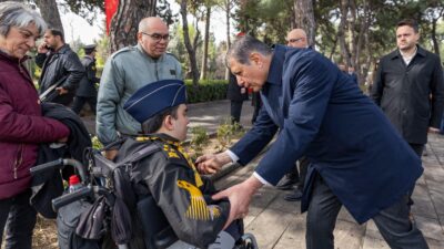 Kadifekale şehit anma töreni kapsamında İzmir protokolü bir araya geldi.